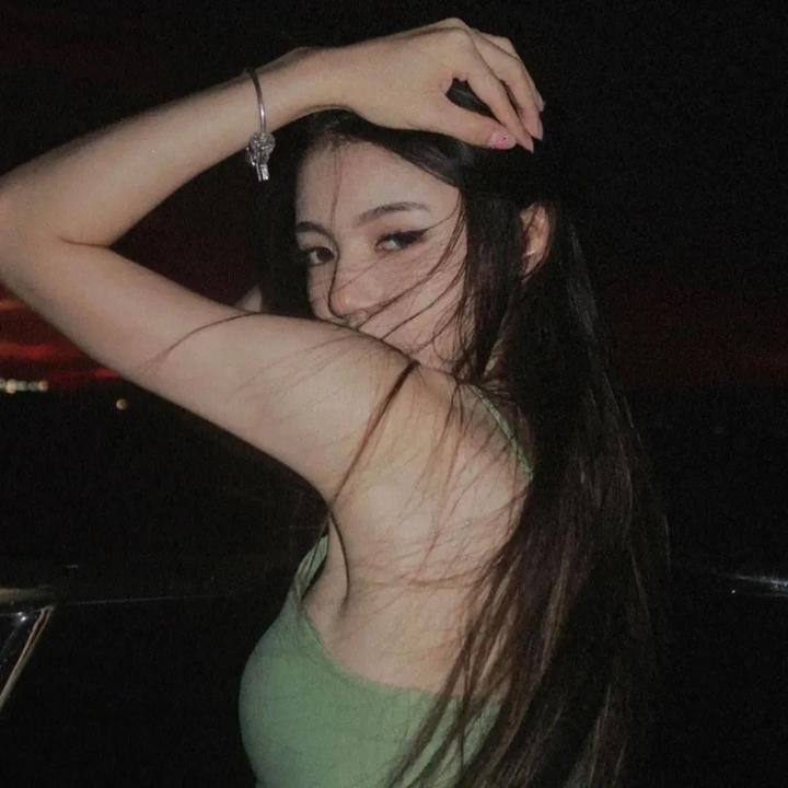 一个唱歌，另一个不唱歌